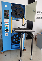 <a href=http://163-zj.cn target=_blank class=infotextkey>立式鋸床</a>是國際普遍且工業(yè)發(fā)展不可缺少的實驗解剖機，一般金屬材料的切斷、凡鋸刃所及的地方都可以做切斷